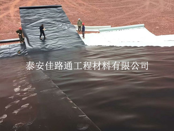 養殖防滲膜鋪設不平整？5 個實操技巧教你鋪出 “鏡面效果”